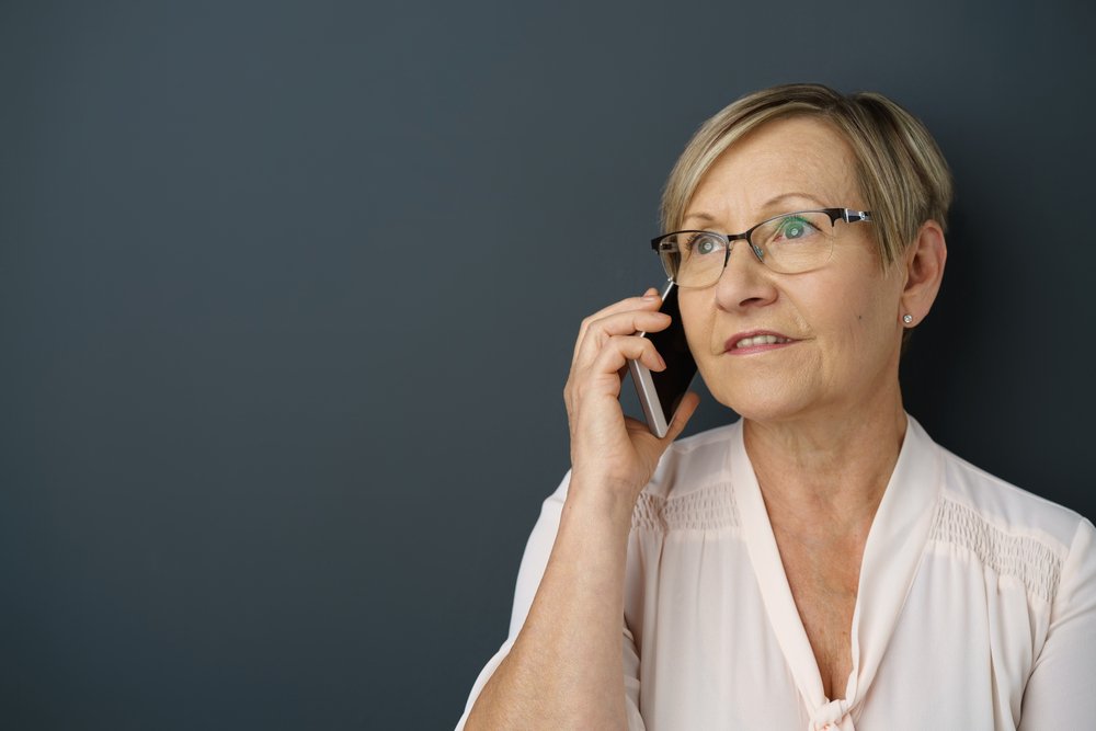 Señora habla por teléfono. | Foto: Shutterstock