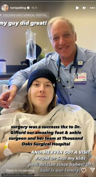 Liam McDermott and his doctor after his surgery posted on December 14, 2023 | Source: Instagram/torispelling