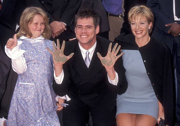 Jim Carrey, actress Lauren Holly and his daughter Jane Carrey attend Jim Carrey's hand and footprints in cement ceremony on November 2, 1995. | Source: Getty Images
