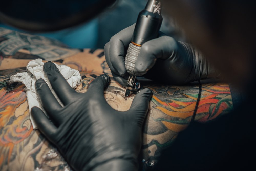 Realización de un tatuaje en la espalda. | Foto: Shutterstock