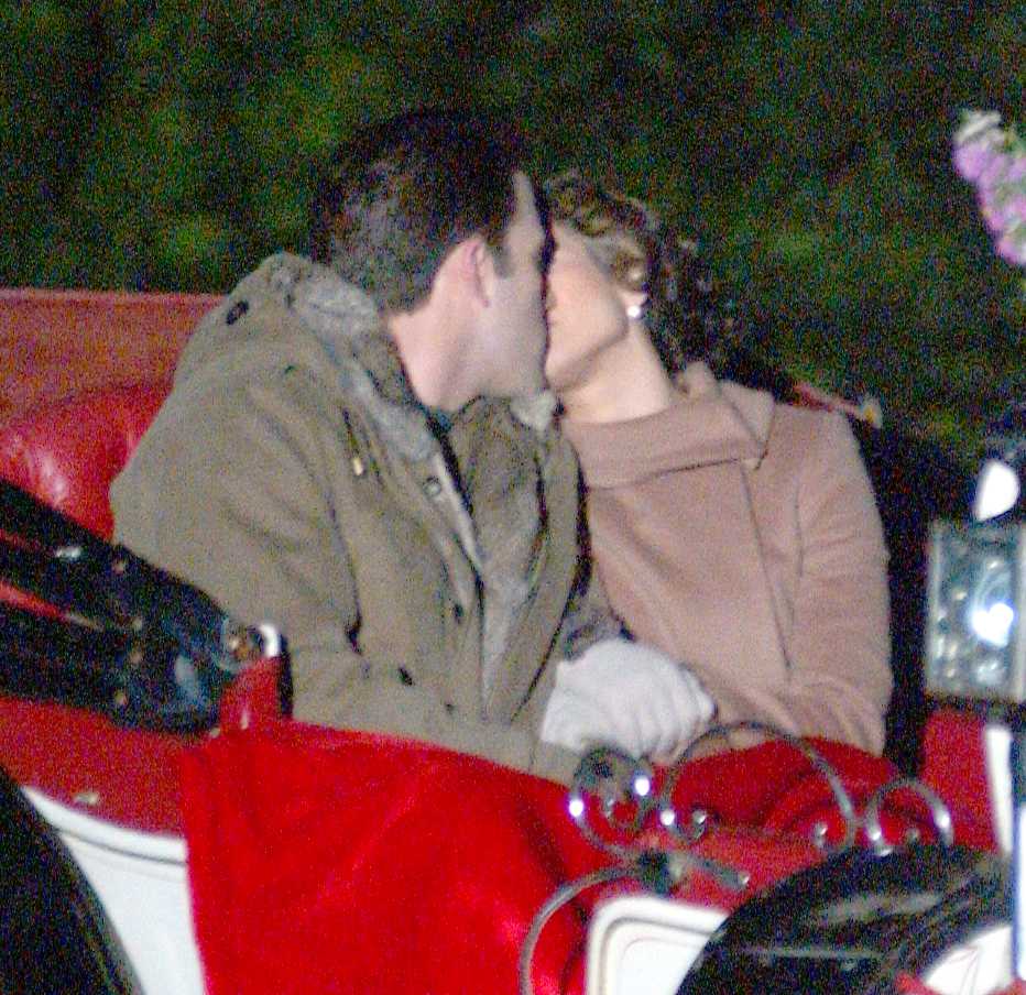 Ben Affleck and singer Jennifer Lopez kiss while riding a horse carriage on Cherry Hill in Central Park November 7, 2002 in New York City | Source : Getty Images
