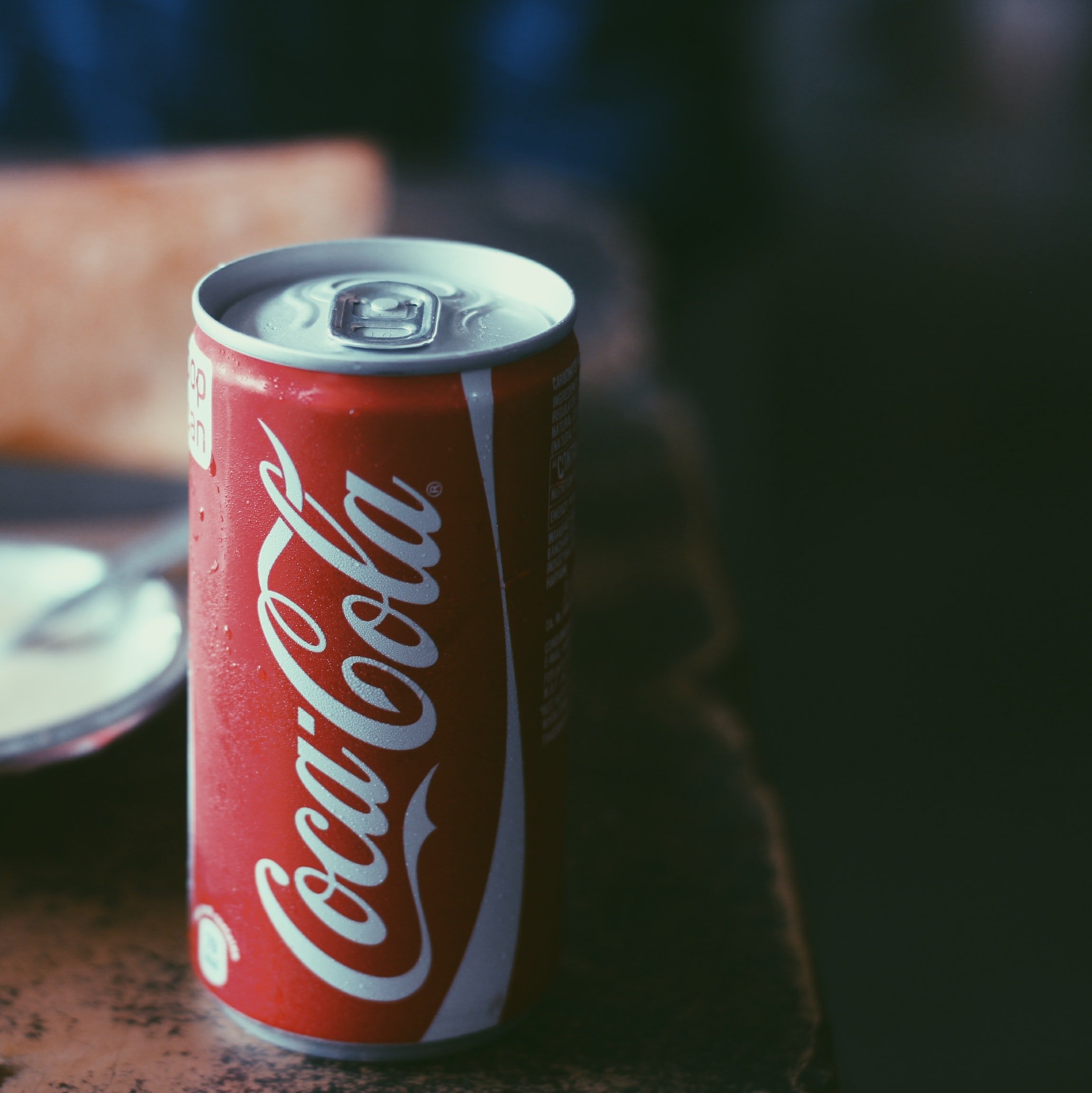 A Can of Coke on a Table | Photo: Unsplash/ravinepz 
