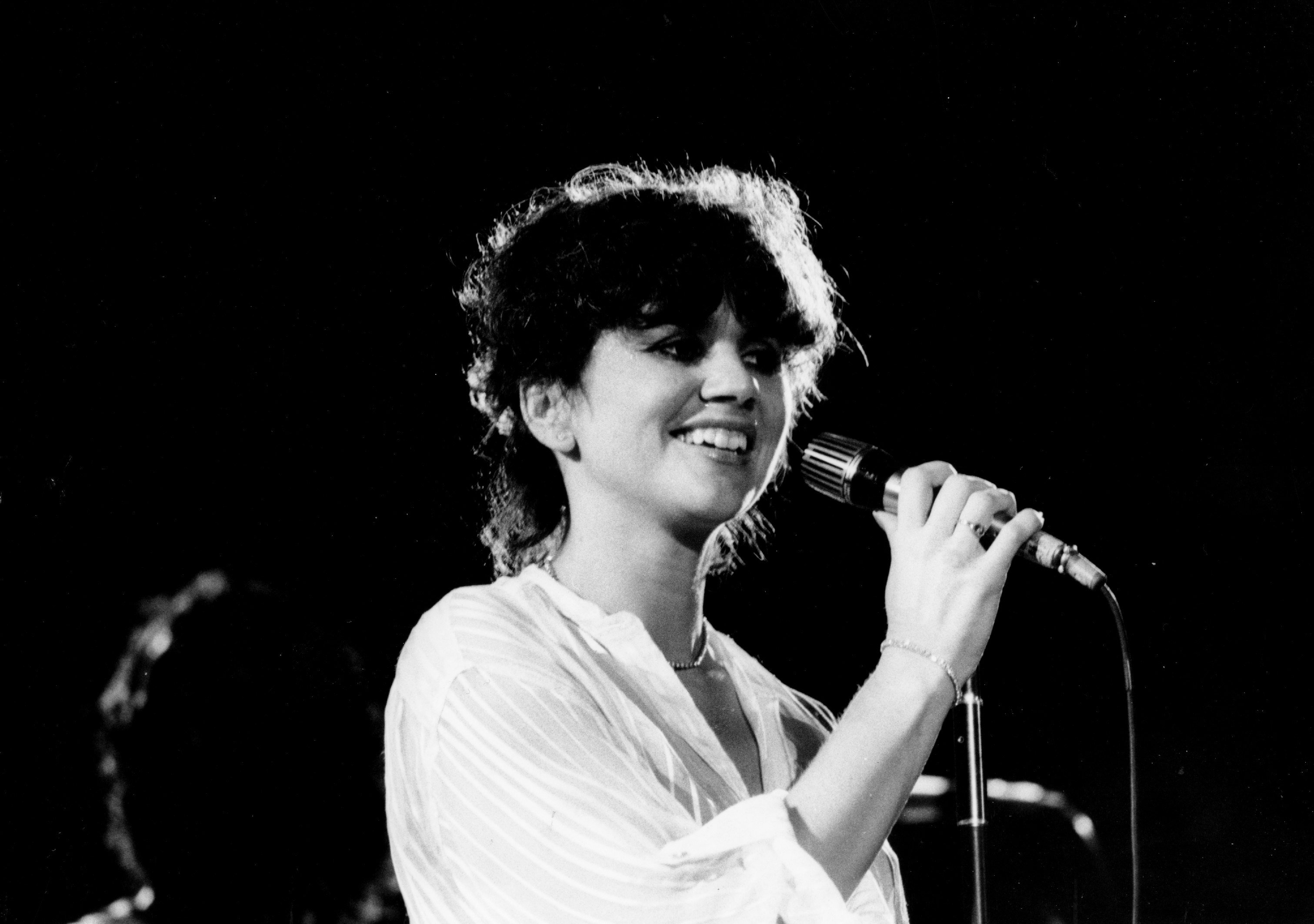 International superstar Linda Ronstadt pictured singing on stage on January 1, 1970.┃Source: Getty Images