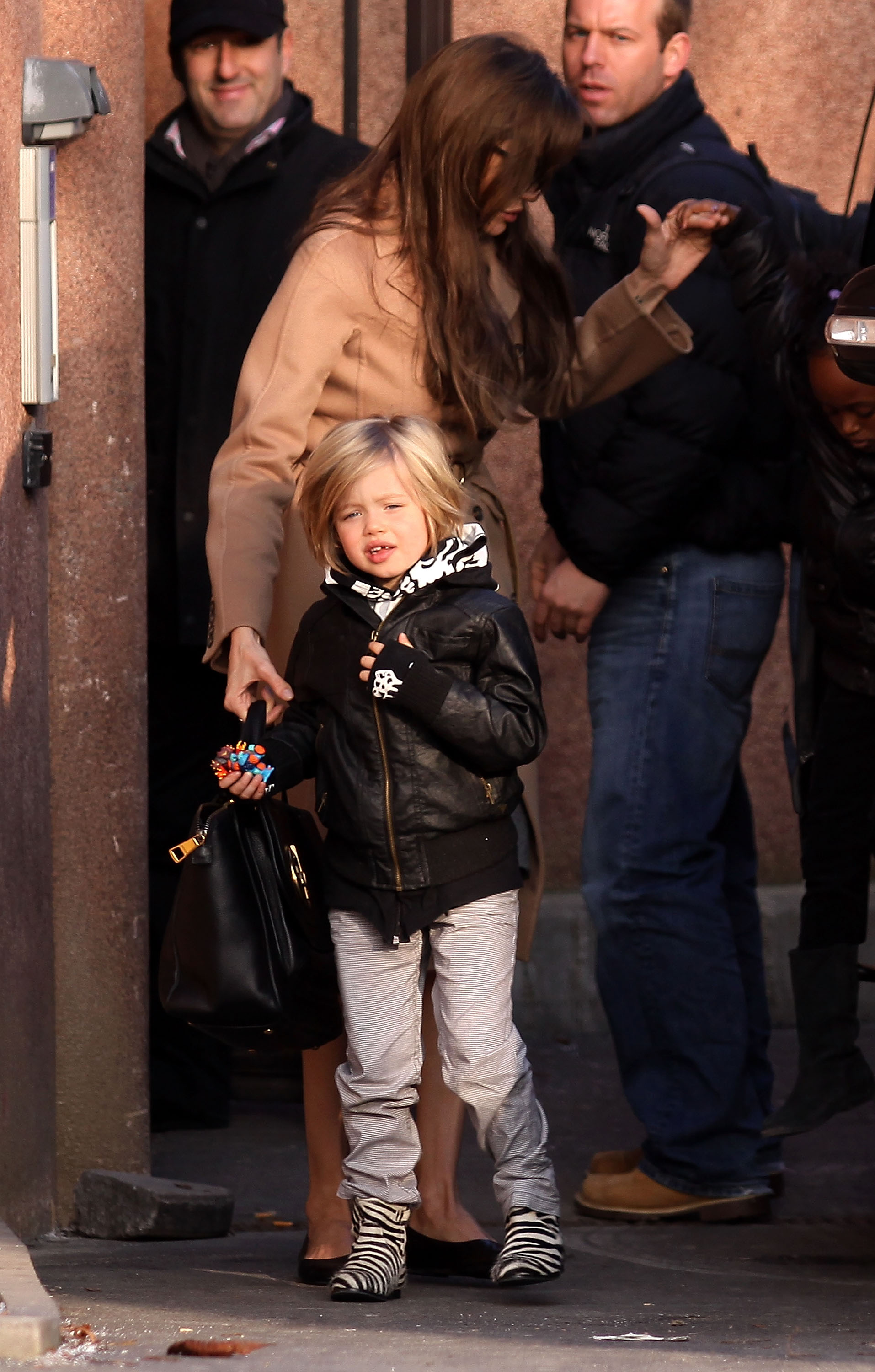 Angelina Jolie und ihre Tochter Shiloh im Jahr 2010 in Paris. | Quelle: Getty Images