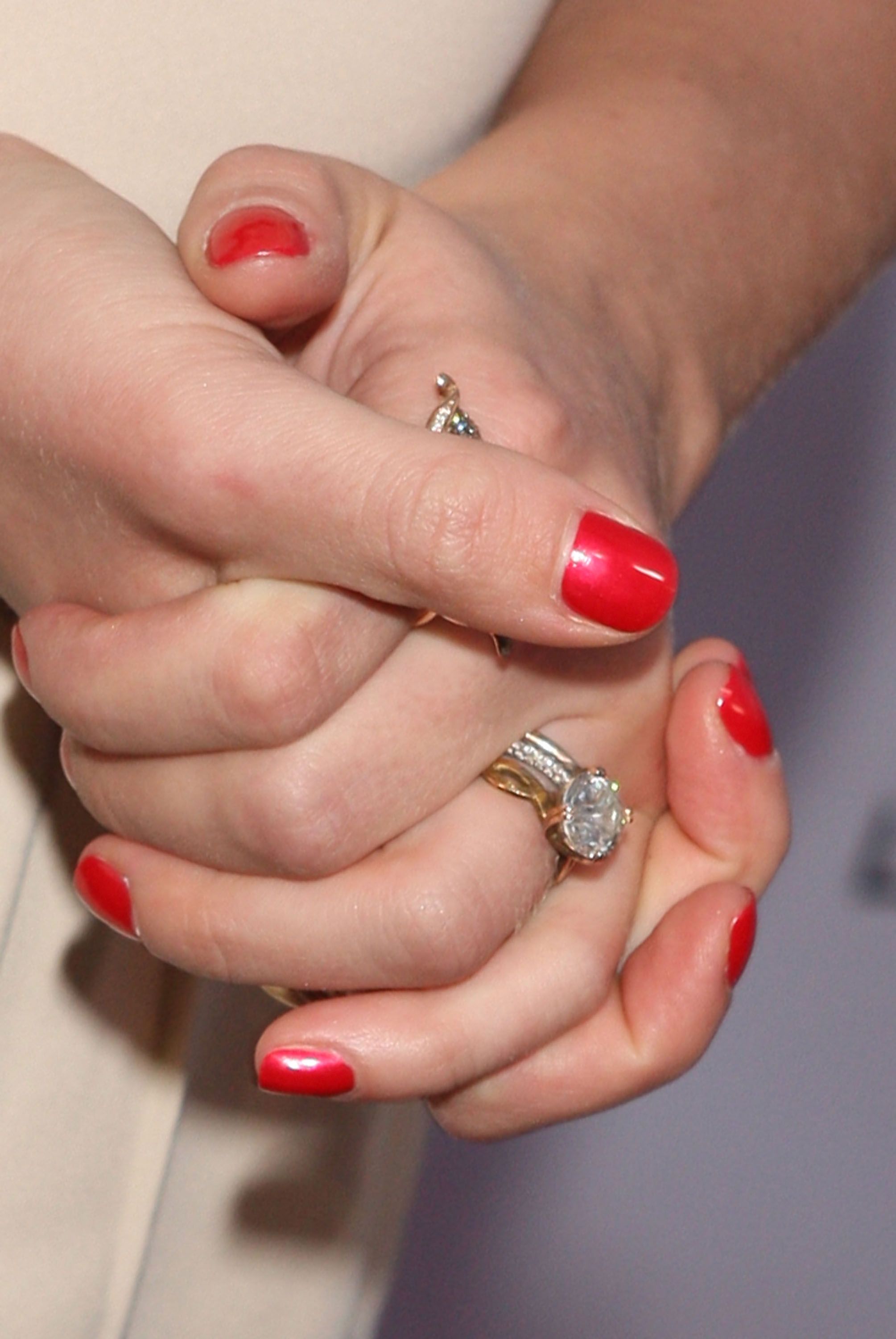 Scarlett Johansson wearing her engagement ring in July 2009 | Source: Getty Images