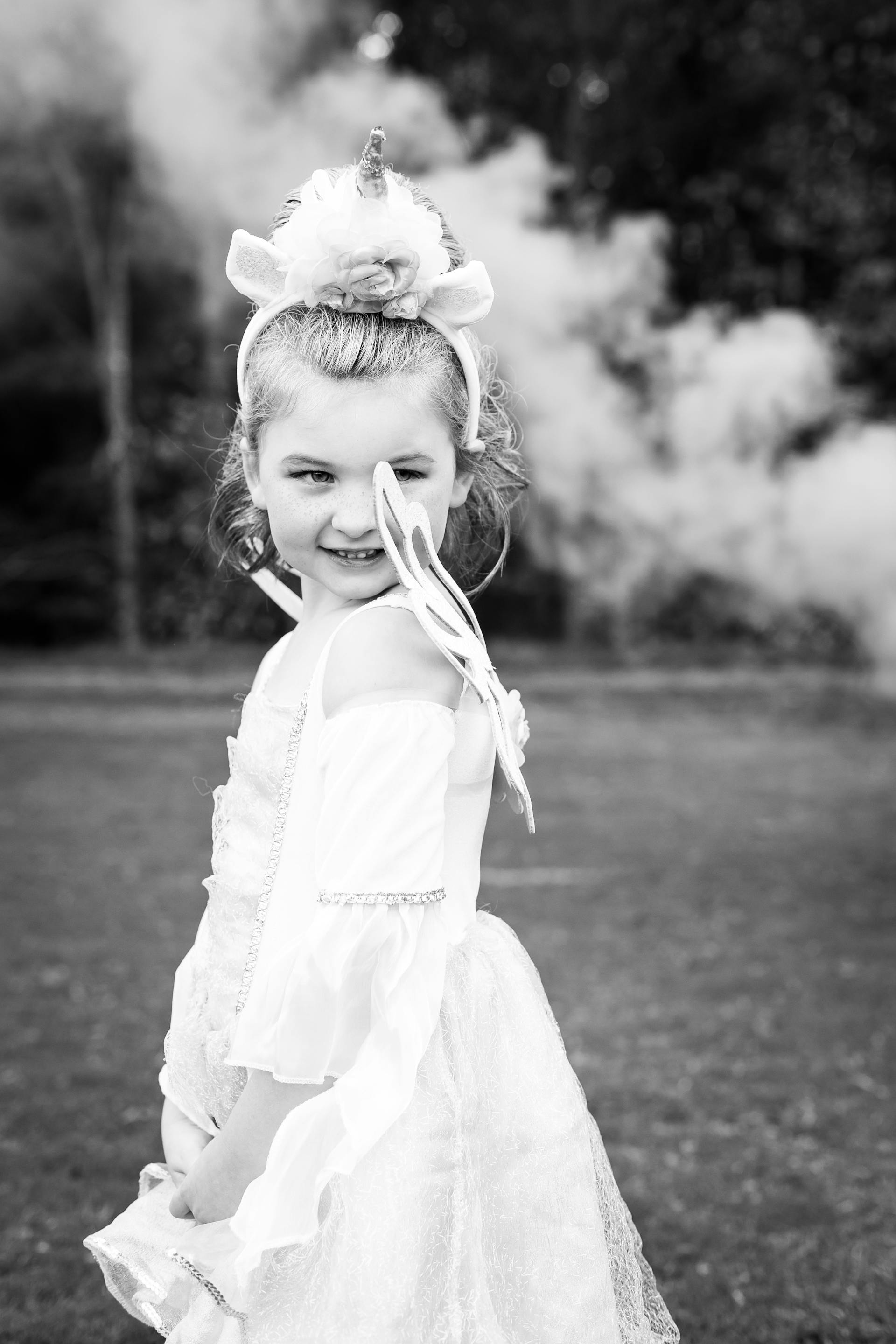 A dressed up smiling child | Source: Pexels