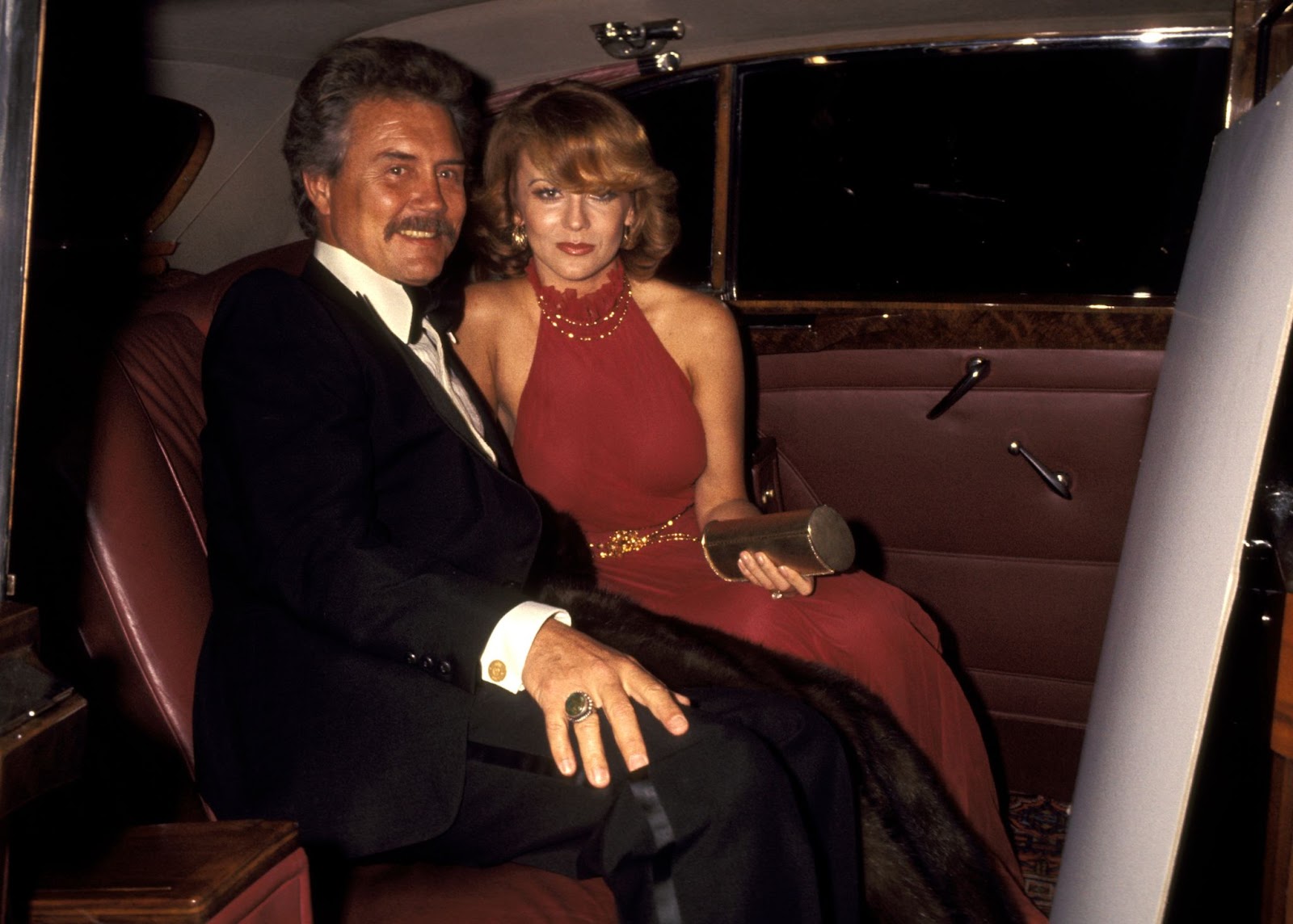 The famous actress and Roger Smith at the premiere of "Joseph Andrews" on March 9, 1977, in Los Angeles, California. | Source: Getty Images