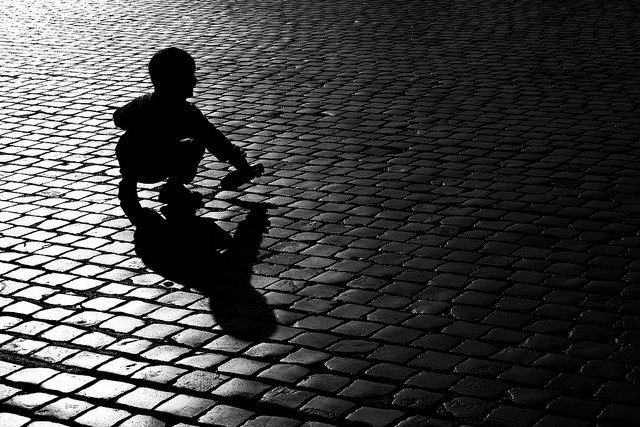 Un enfant jouant seul avec sa voiture. l Source: Flickr Un enfant jouant seul avec sa voiture. l Source: Flickr
