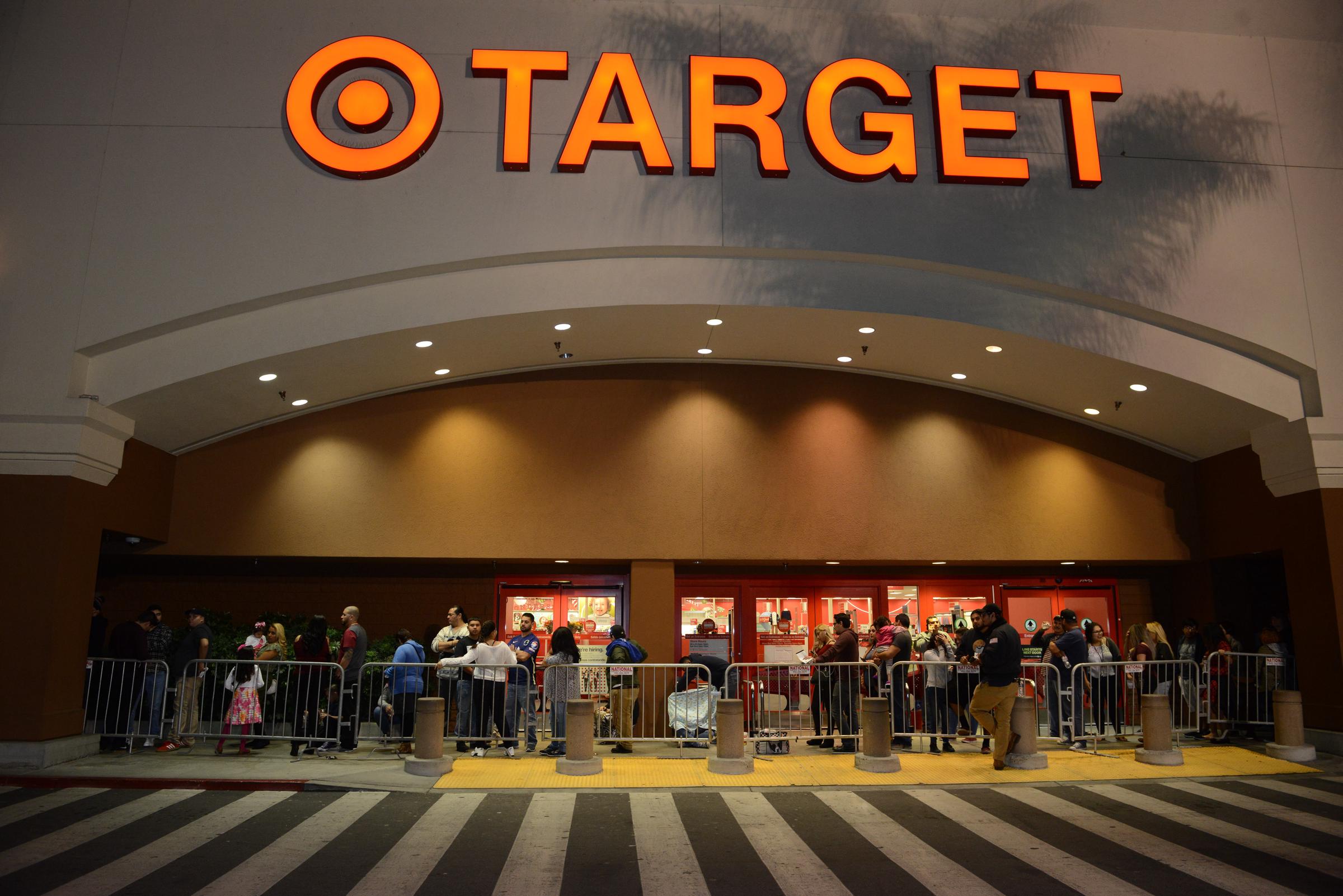 Shoppers gather outside the Target mall in Los Angeles on November 24, 2016 | Source: Getty Images