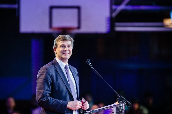 Arnaud Montebourg prononce un discours lors d'une réunion pour présenter son programme à ses partisans le 18 janvier 2017 à Paris, France. | Photo : Getty Images