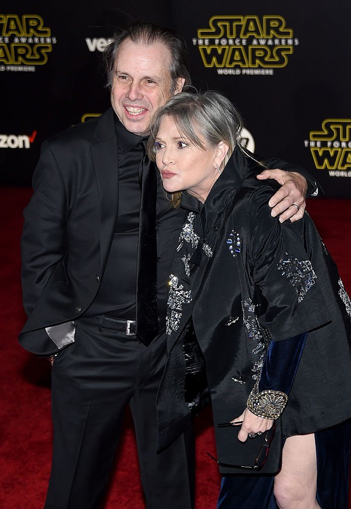 Todd Fisher y la actriz Carrie Fisher asisten al estreno de Walt Disney Pictures y "Star Wars: The Force Awakens" el 14 de diciembre de 2015 en Hollywood, California. | Foto: Getty Images.