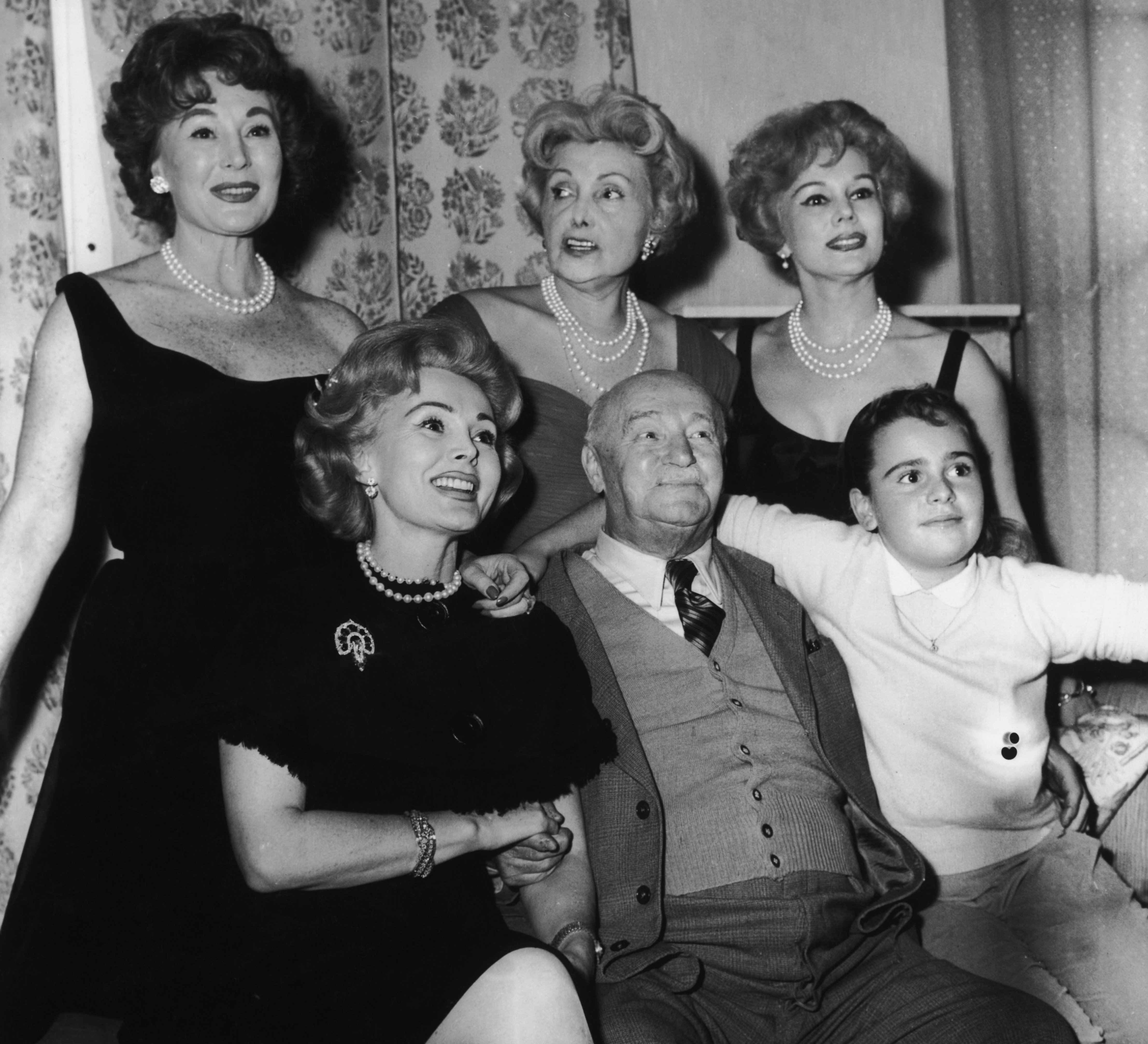 Hungarian actress and socialite Zsa Zsa Gabor with her family at the Hotel Sacher in Vienna, October 01, 1958. | Photo: Getty Images