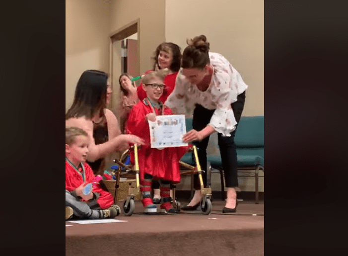 Blake recibiendo su diploma │ Imagen tomada de: Facebook / Team Blake Blake recibiendo su diploma │ Imagen tomada de: Facebook / Team Blake