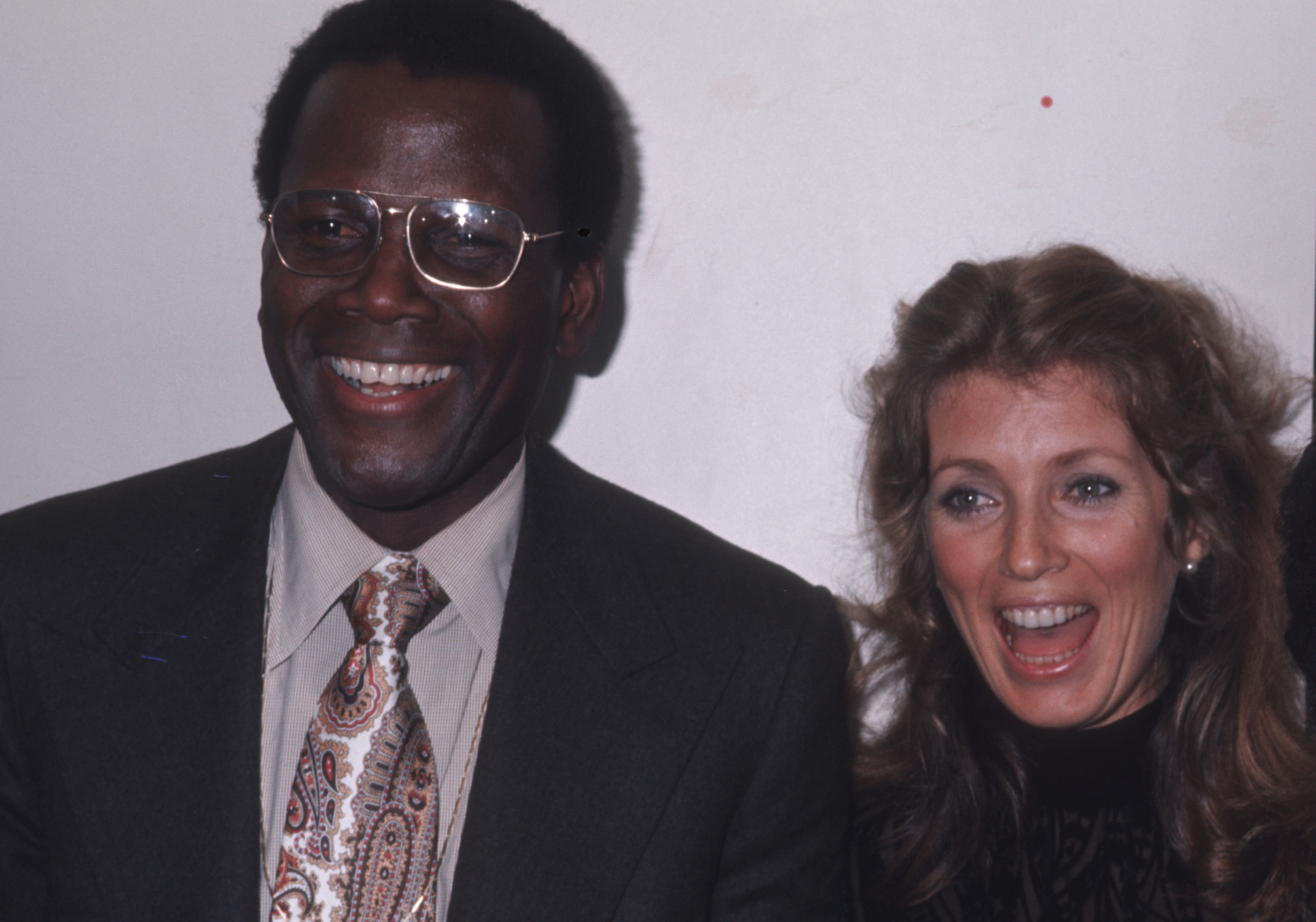 Sidney Poitier and Joanna Shimkus at the premiere of "Let's Do It Again," 1975 | Source: Getty Images