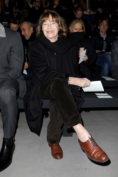 Jane Birkin assiste au défilé de Céline dans le cadre de la Semaine de la mode féminine. |Photo : Getty Images