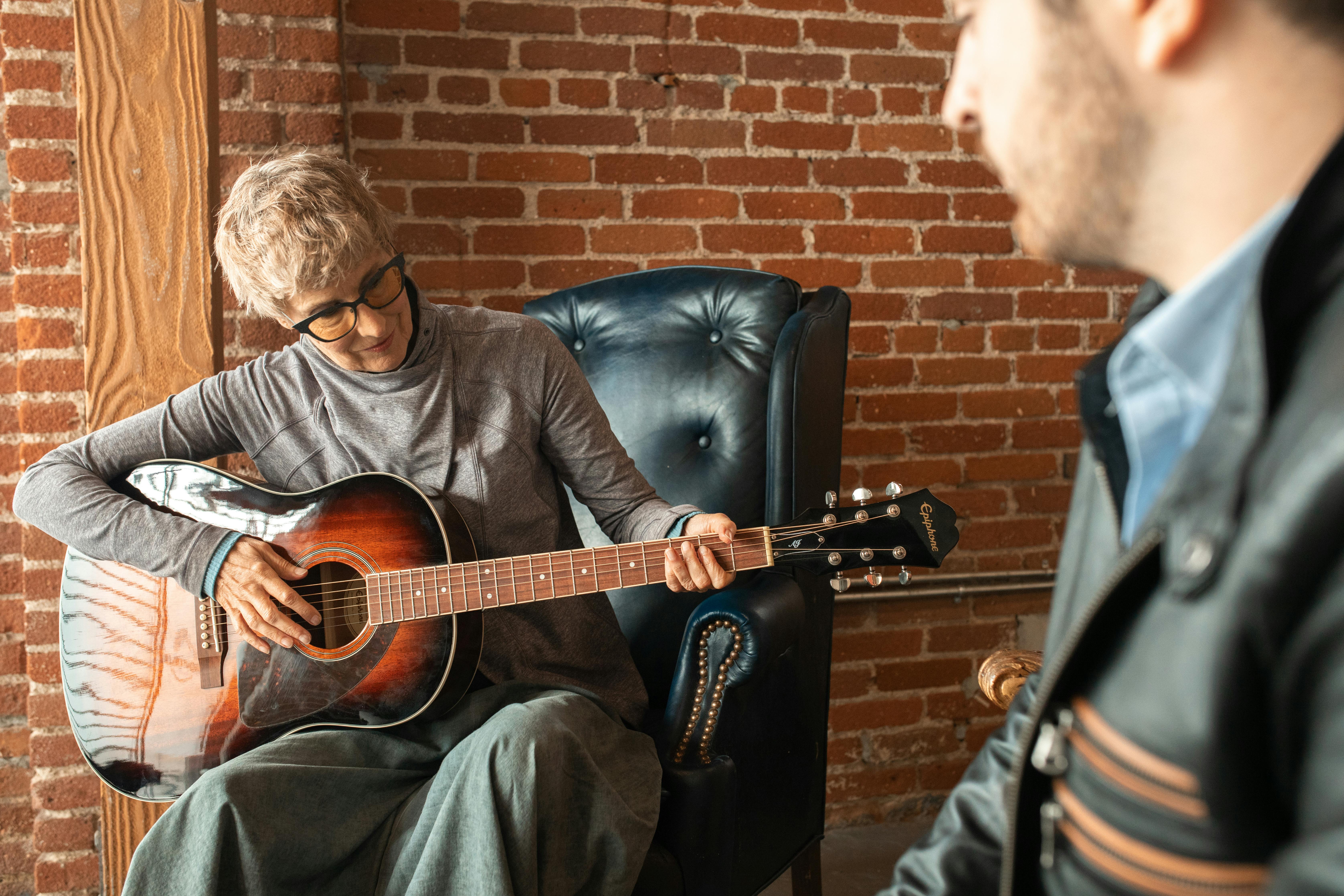 Elderly woman playing a guitar | Source: Pexels