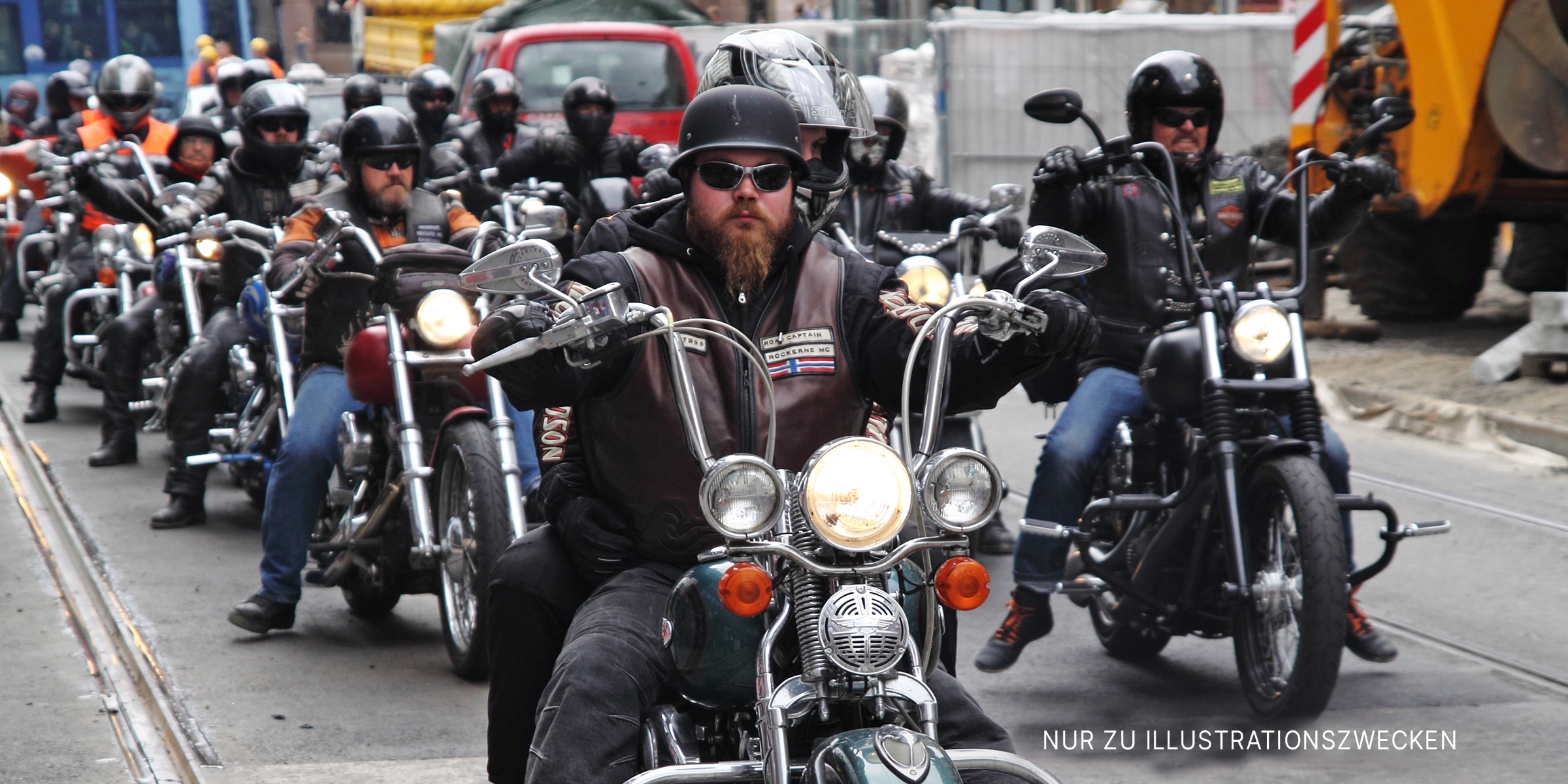 Gruppe von Männern auf Motorrädern auf der Straße. | Quelle: Shutterstock
