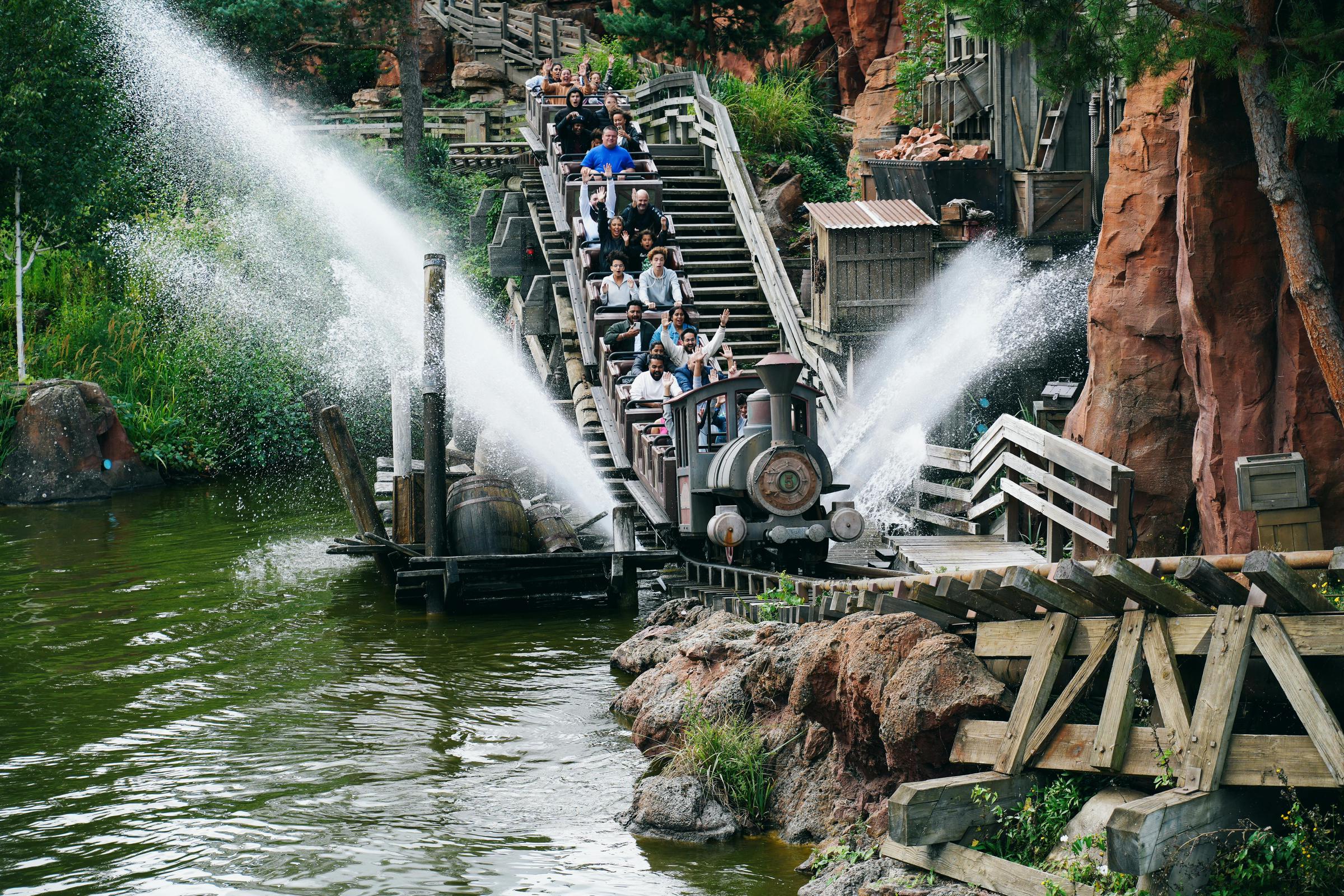 People on an amusement park ride | Source: Pexels