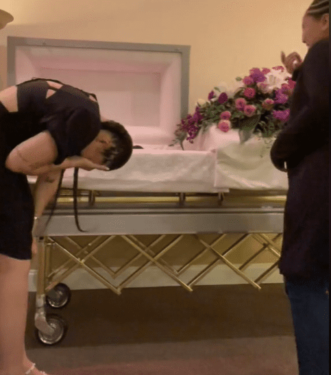 Las hermanas ríen en el funeral. | Foto: TikTok/@rickandmourning