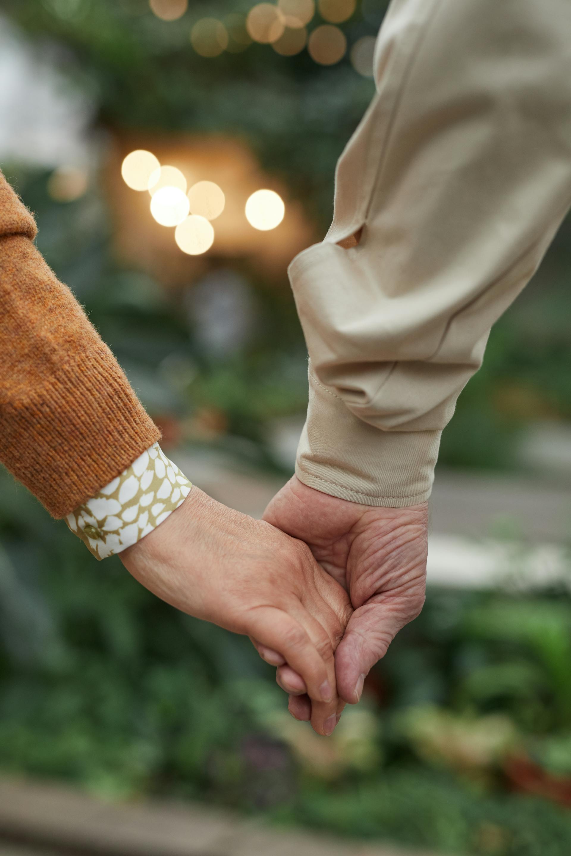 A closeup of a senior couple holding hands | Source: Pexels