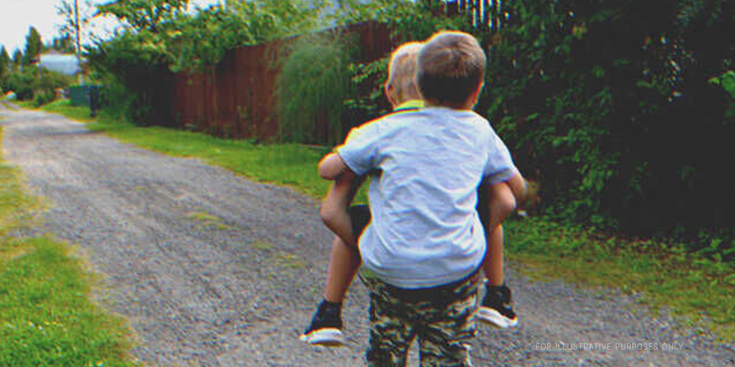 Niño lleva en su espalda a otro. | Foto: Shutterstock