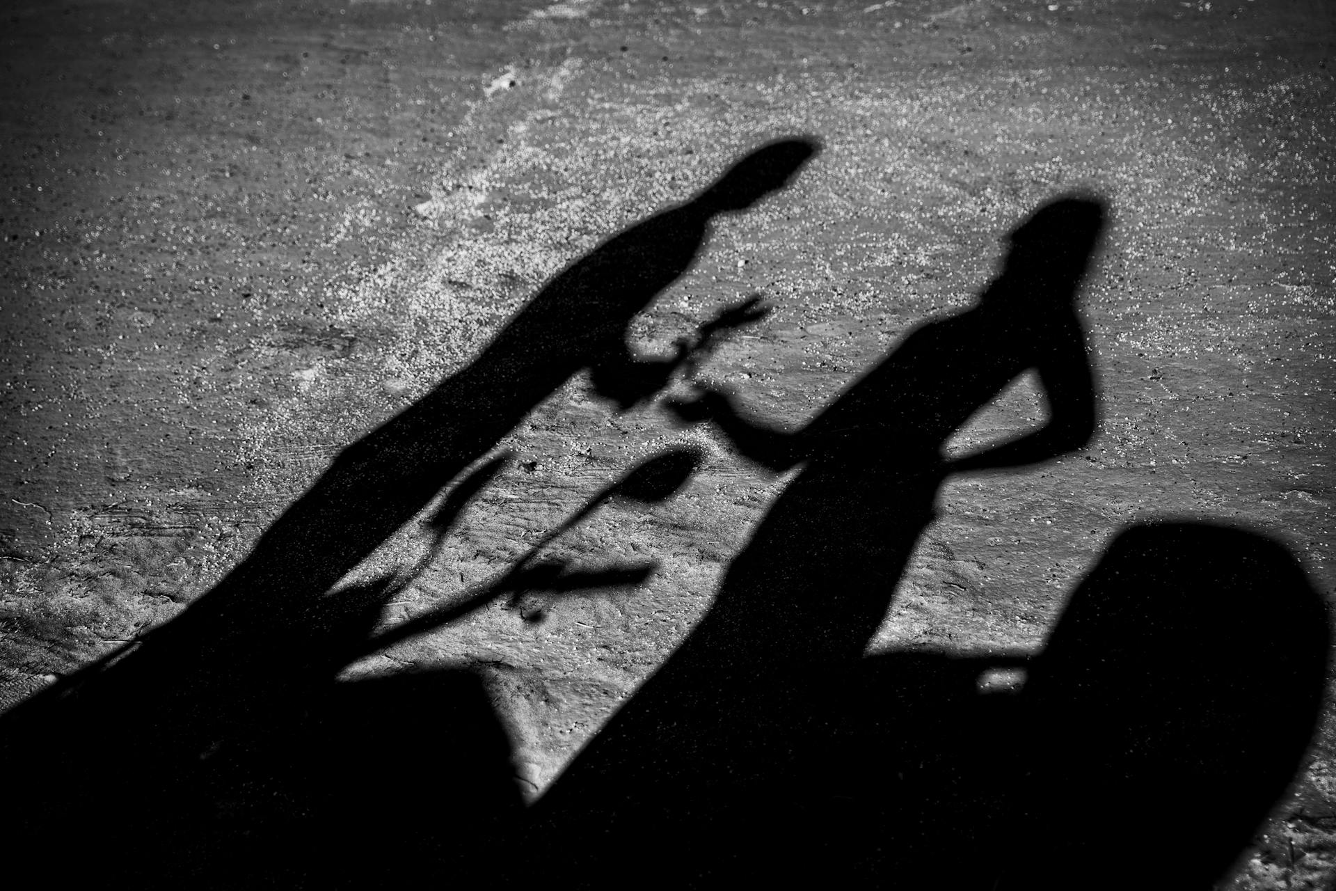 A shadow of a couple arguing | Source: Pexels