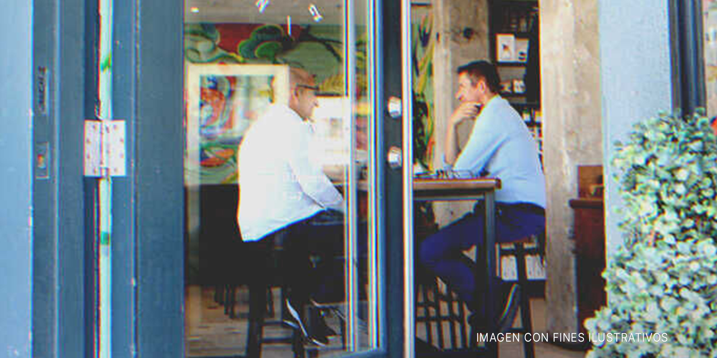 Hombres conversando en una cafetería. | Foto: Shutterstock