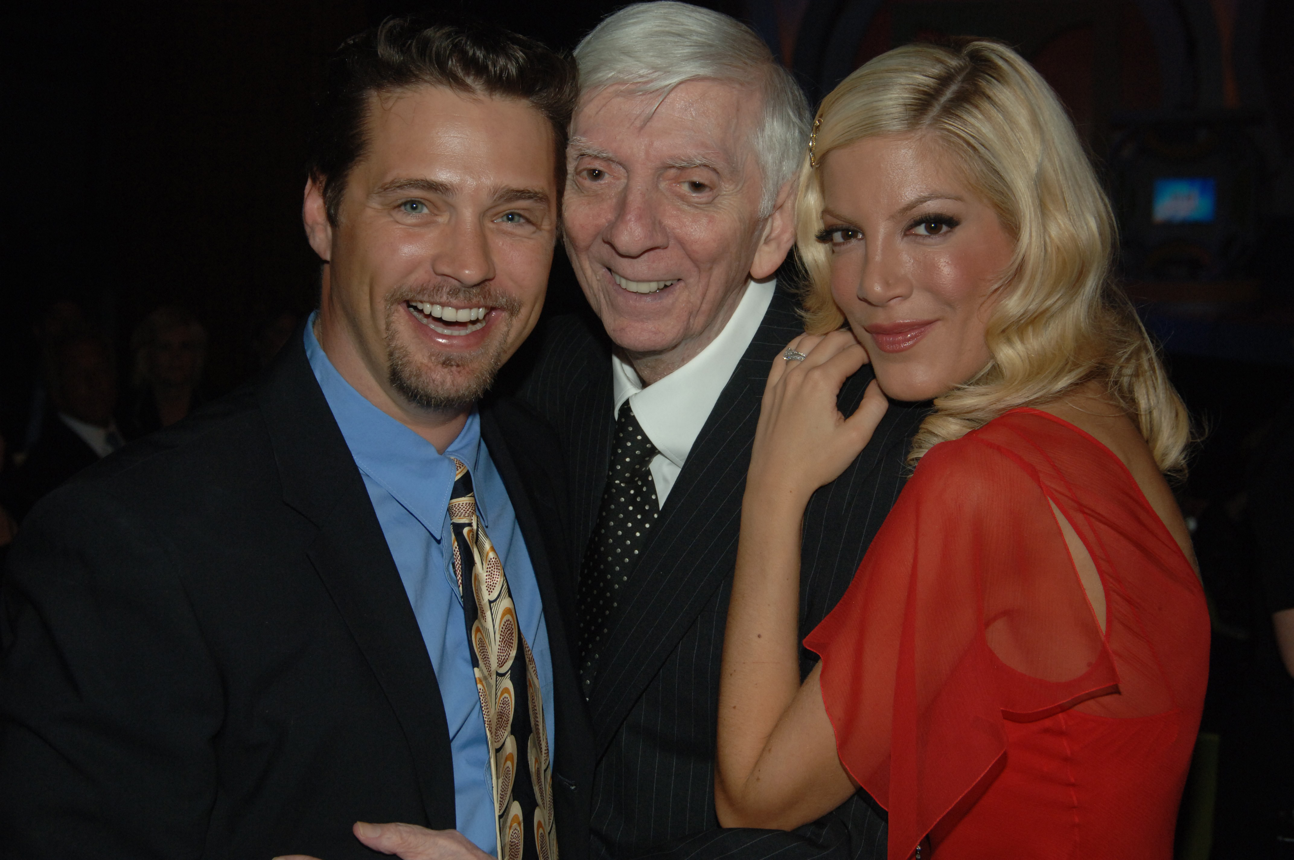 Jason Priestley, Aaron Spelling, and Tori Spelling at Barker Hangar in Santa Monica, California, on March 13, 2005 | Source: Getty Images