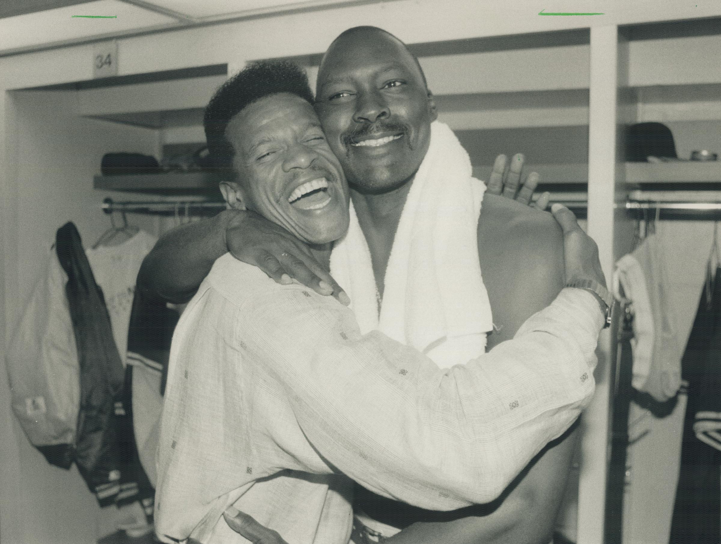 Rickey Henderson and Dave Stewart in the Oakland Athletics' dressing room on June 29, 1990 | Source: Getty Images