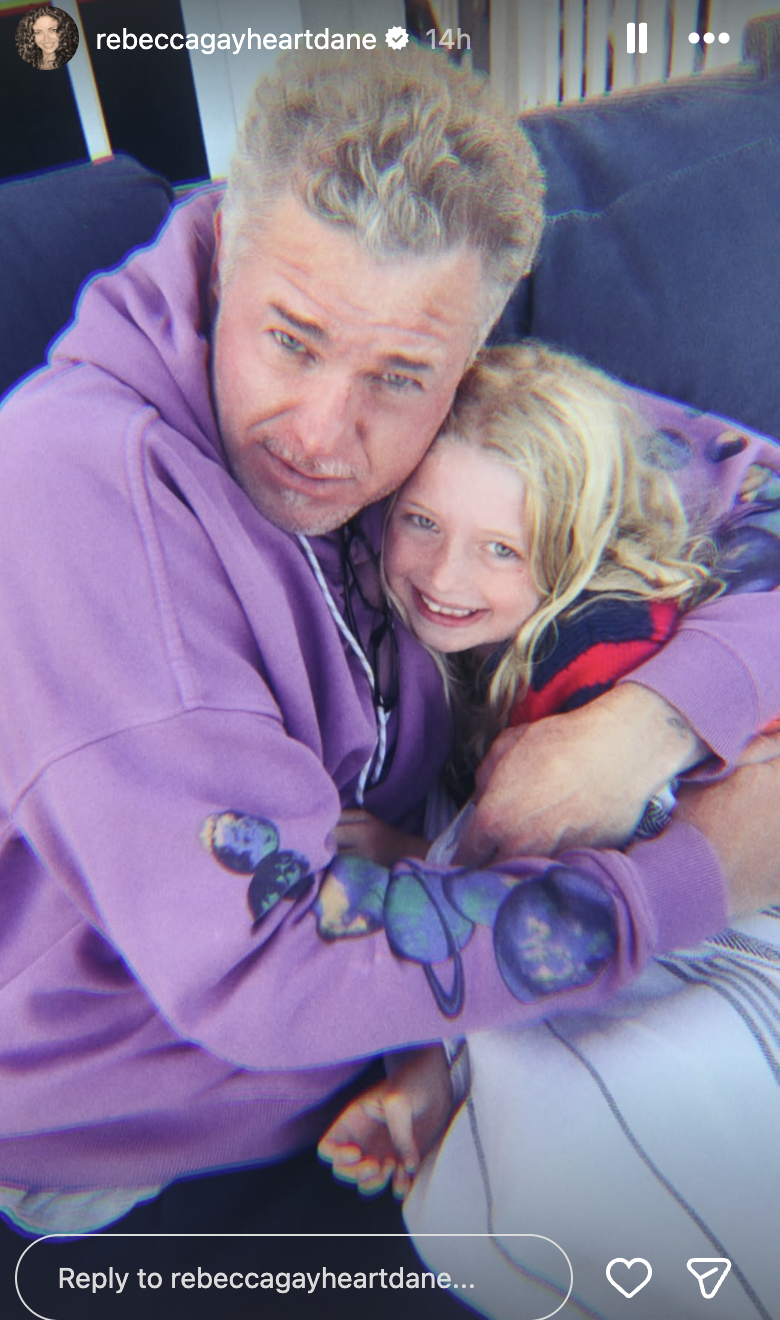 Eric Dane and his daughter, Georgia Dane, hugging on a couch, on a story posted on February 21, 2026 | Source: Instagram/rebeccagayheartdane