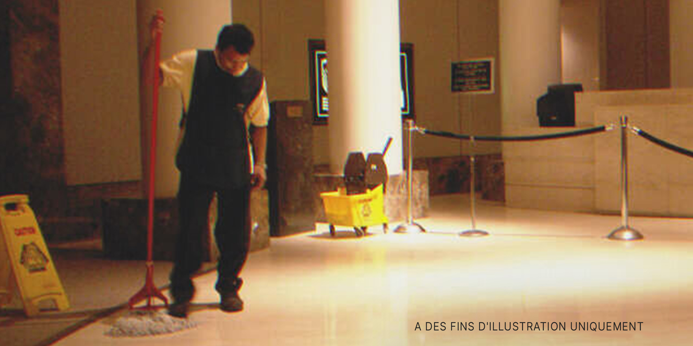 Un concierge nettoyant le sol. | Source : Flickr / Daquella manera (Public Domain)