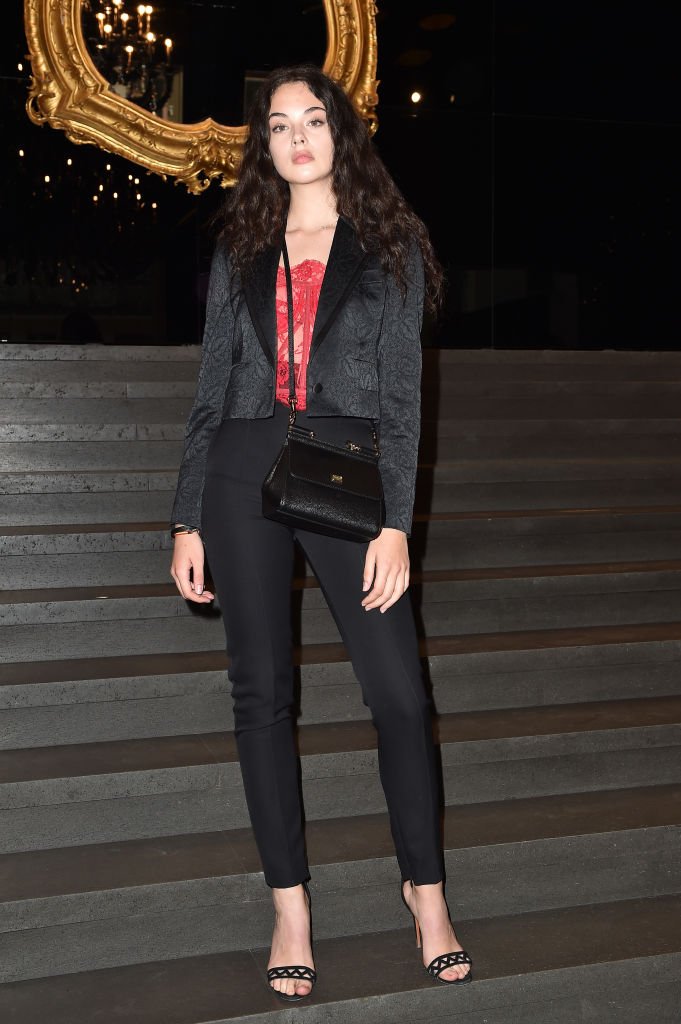 Deva Cassel pose pour Dolce & Gabbana / Source : Getty Images
