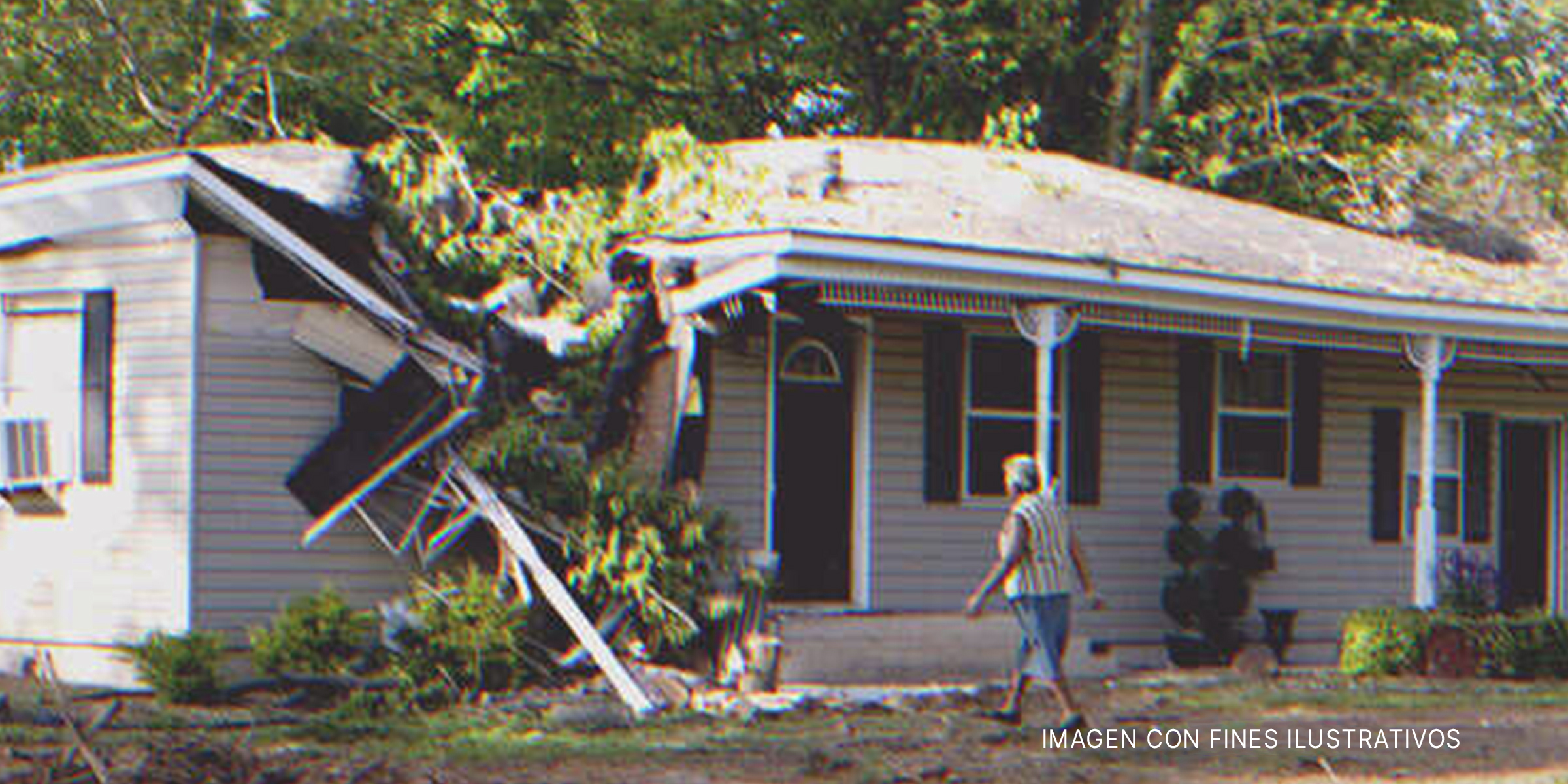 Una anciana frente a una casa con el tejado roto. | Foto: Getty Images