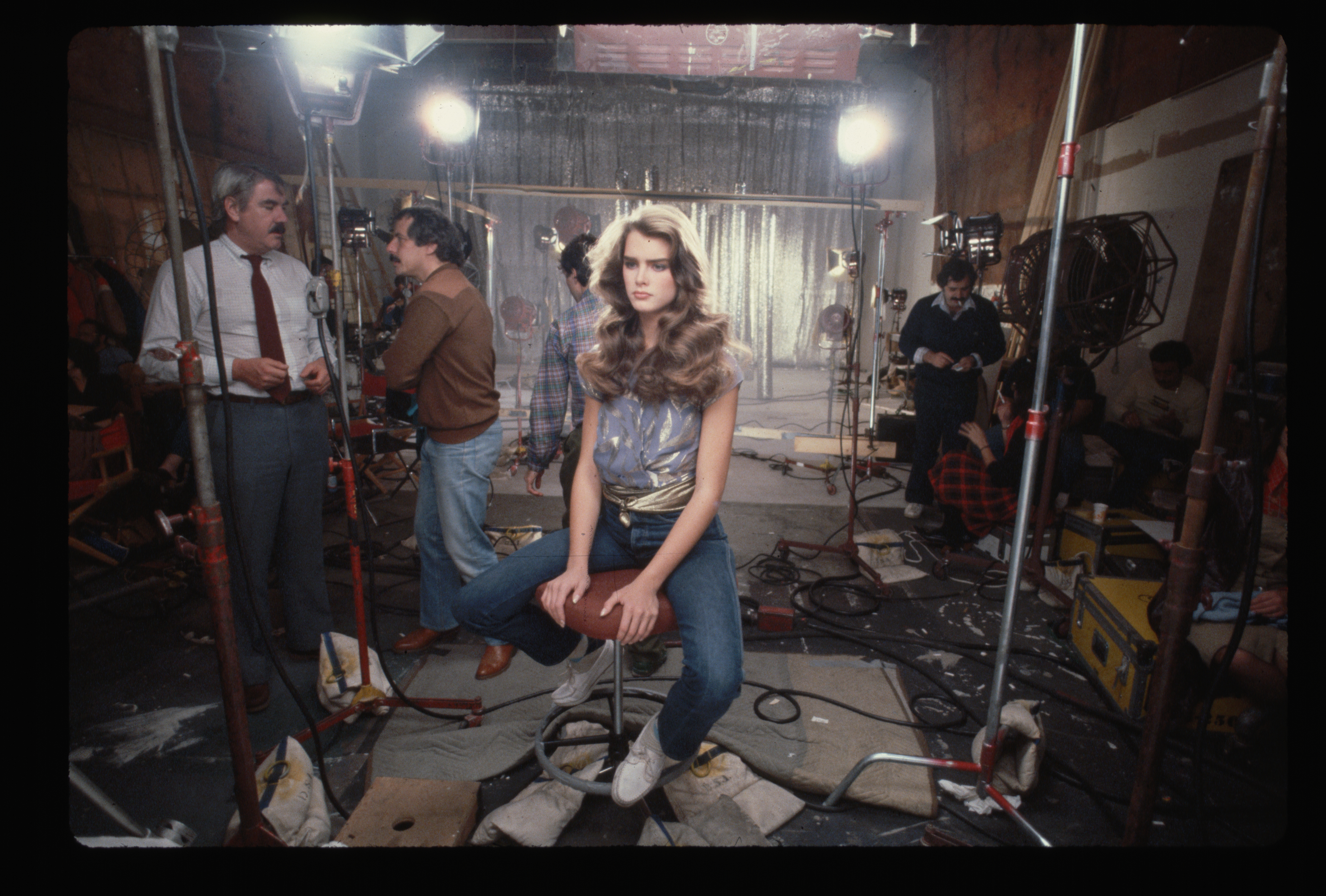 Brooke Shields bei den Dreharbeiten zu einem Fernsehspot für ein Shampoo | Quelle: Getty Images