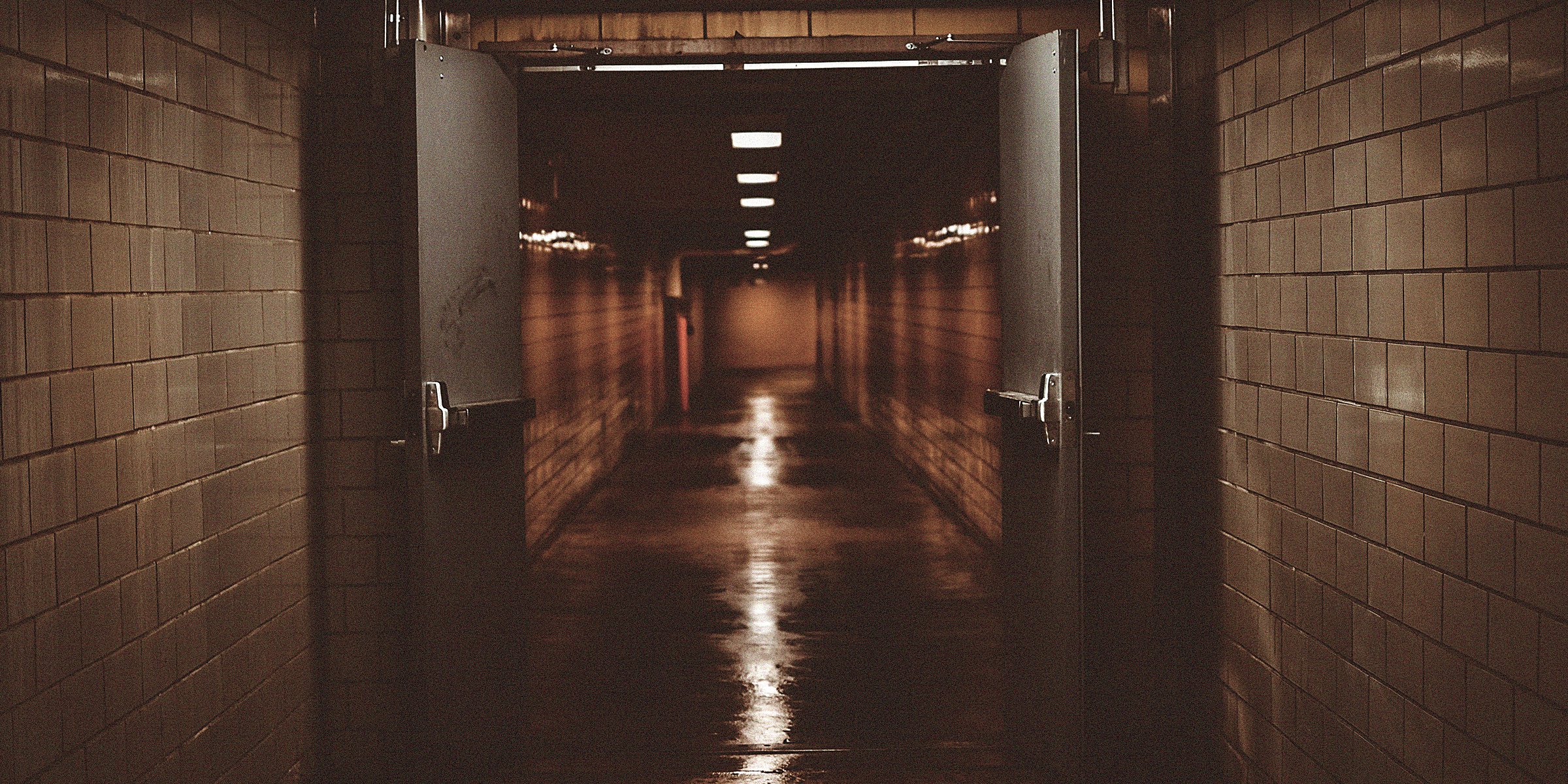 Unsplash  | An empty halllway