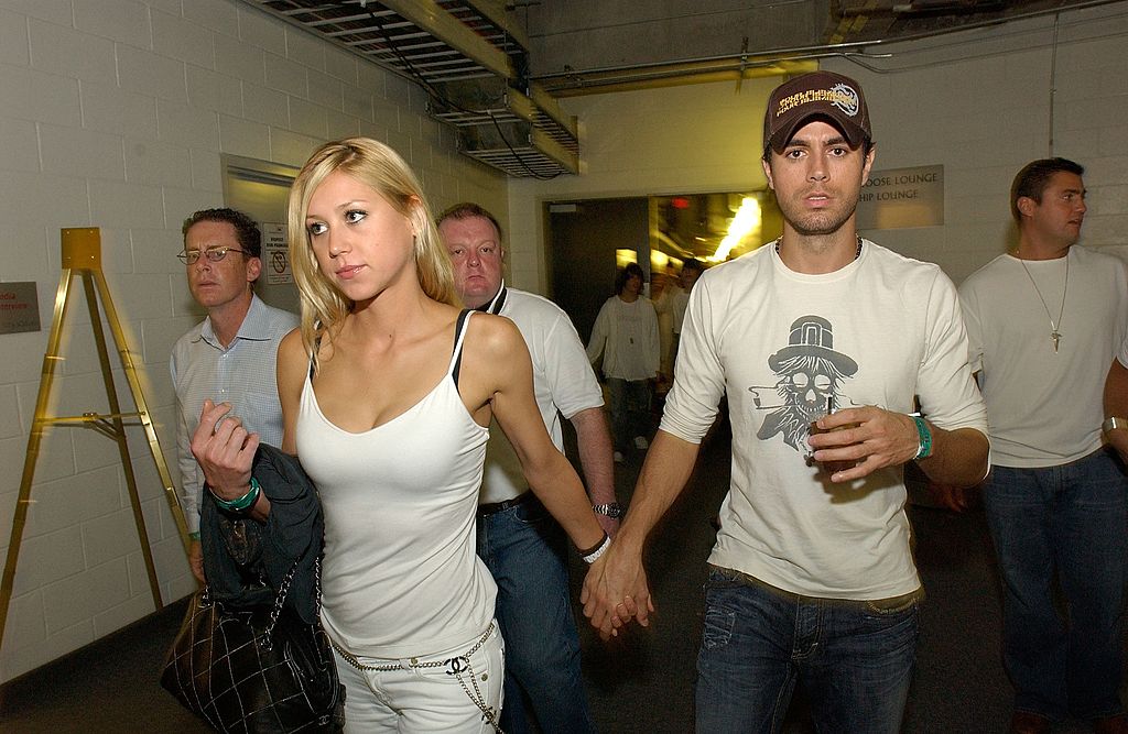 Enrique Iglesias y Anna Kournikova saliendo de un juego de la NBA en 2006.| Foto: Getty Images.