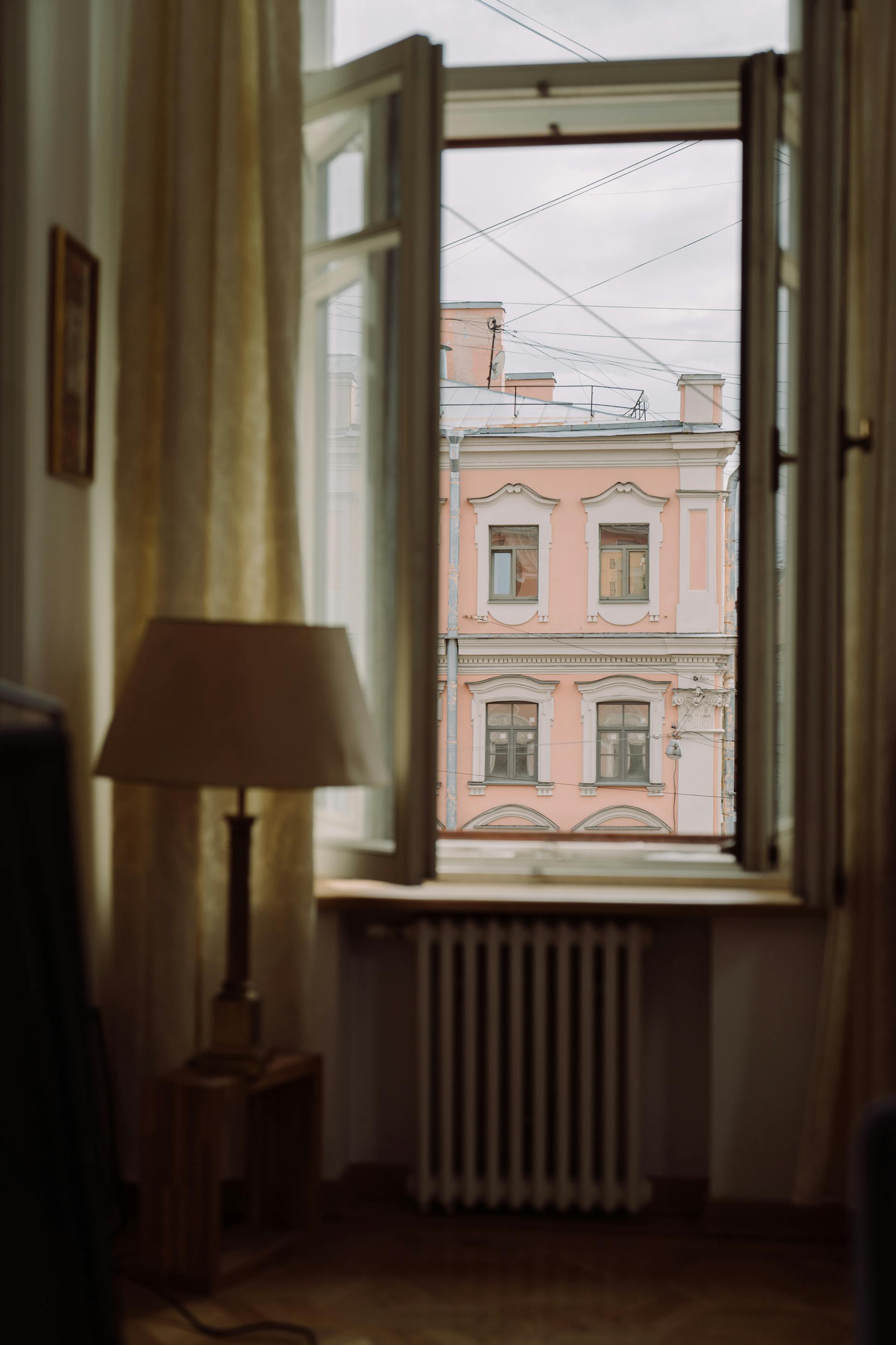 Vista da janela de um prédio do outro lado da rua | Fonte: Pexels