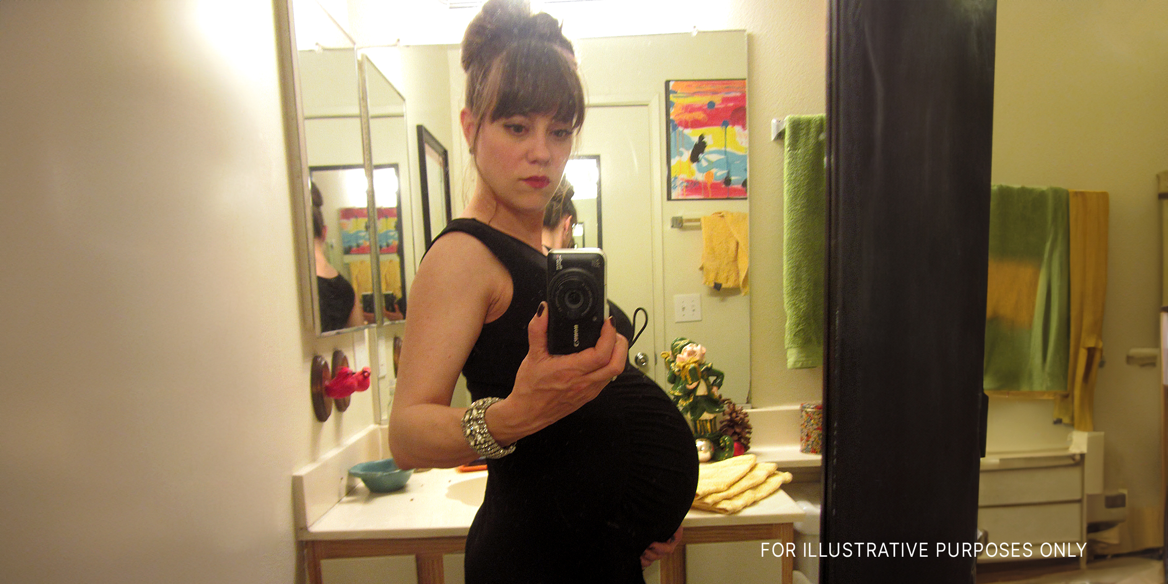 A pregnant woman taking a selfie | Source: Flickr/Pretty Poo Eater/CC BY-SA 2.0