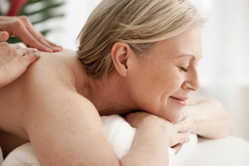 Une femme mature en train de se faire masser. | Photo : Getty Images Une femme mature en train de se faire masser. | Photo : Getty Images