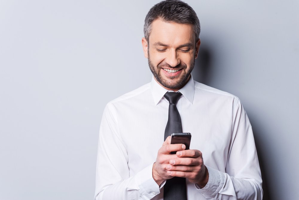Un hombre enviando un mensaje de texto a su pareja. | Foto: Shutterstock