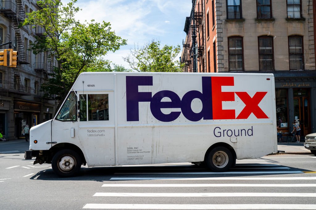 Un camion de livraison FedEx entre dans une intersection le 9 juin 2021 dans le quartier de Brooklyn à New York. | Photo : Getty Images