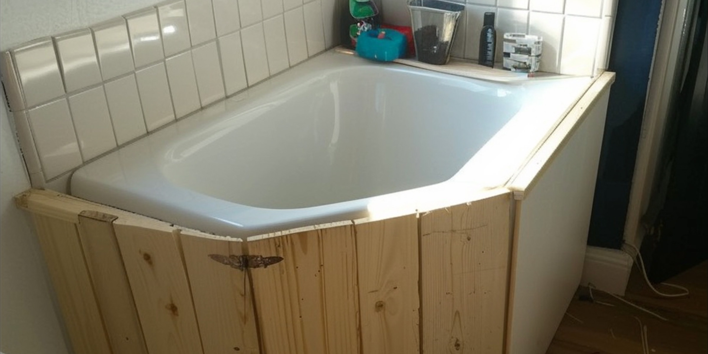 A corner bathtub with decorative wooden paneling | Source: AmoMama