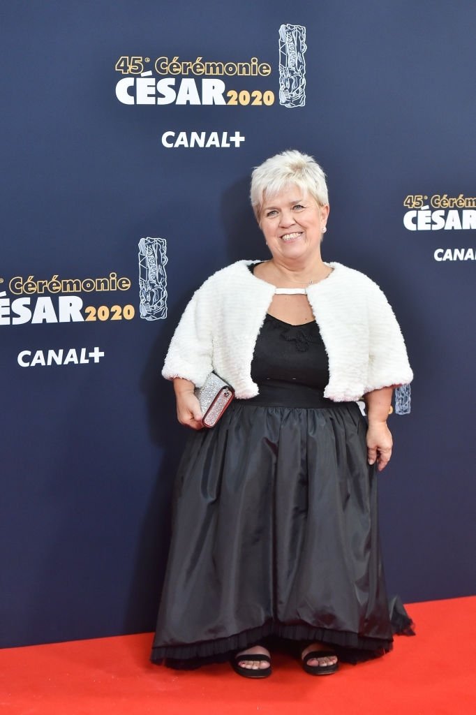 PARIS, FRANCE - 28 FÉVRIER : Mimie Mathy pose sur le tapis rouge de la cérémonie des César 2020. | Photo : Getty Images