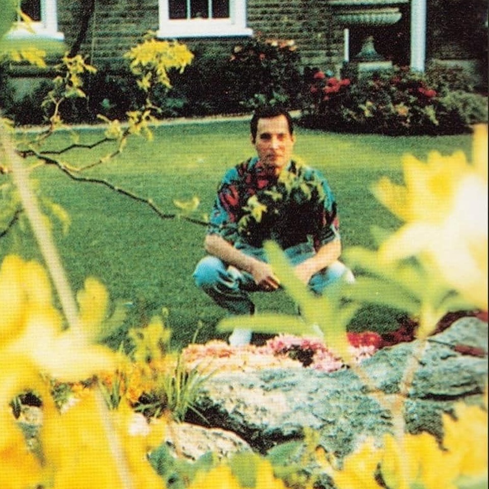 One of the final images of Freddie Mercury, captured by his partner Jim Hutton at Garden Lodge on August 28, 1991, and shared on June 27, 2024 | Source: Instagram/90sanxiety