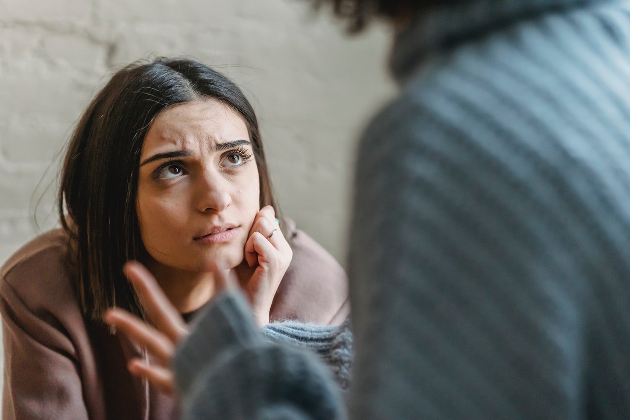 Woman looking at another person with a confused expression | Source: Pexels
