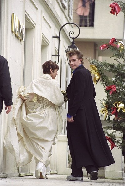 Mariage de Guillaume Depardieu et Elise Ventre a la mairie de Bougival. | Photo : Getty Images