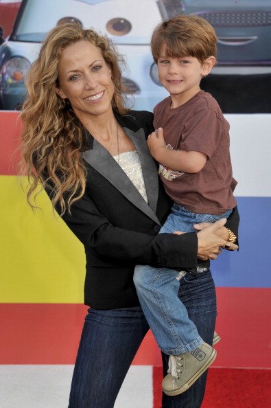 Sheryl Crow and son Wyatt at the El Capitan Theatre on June 18, 2011 in Hollywood, California. | Photo: Getty Images