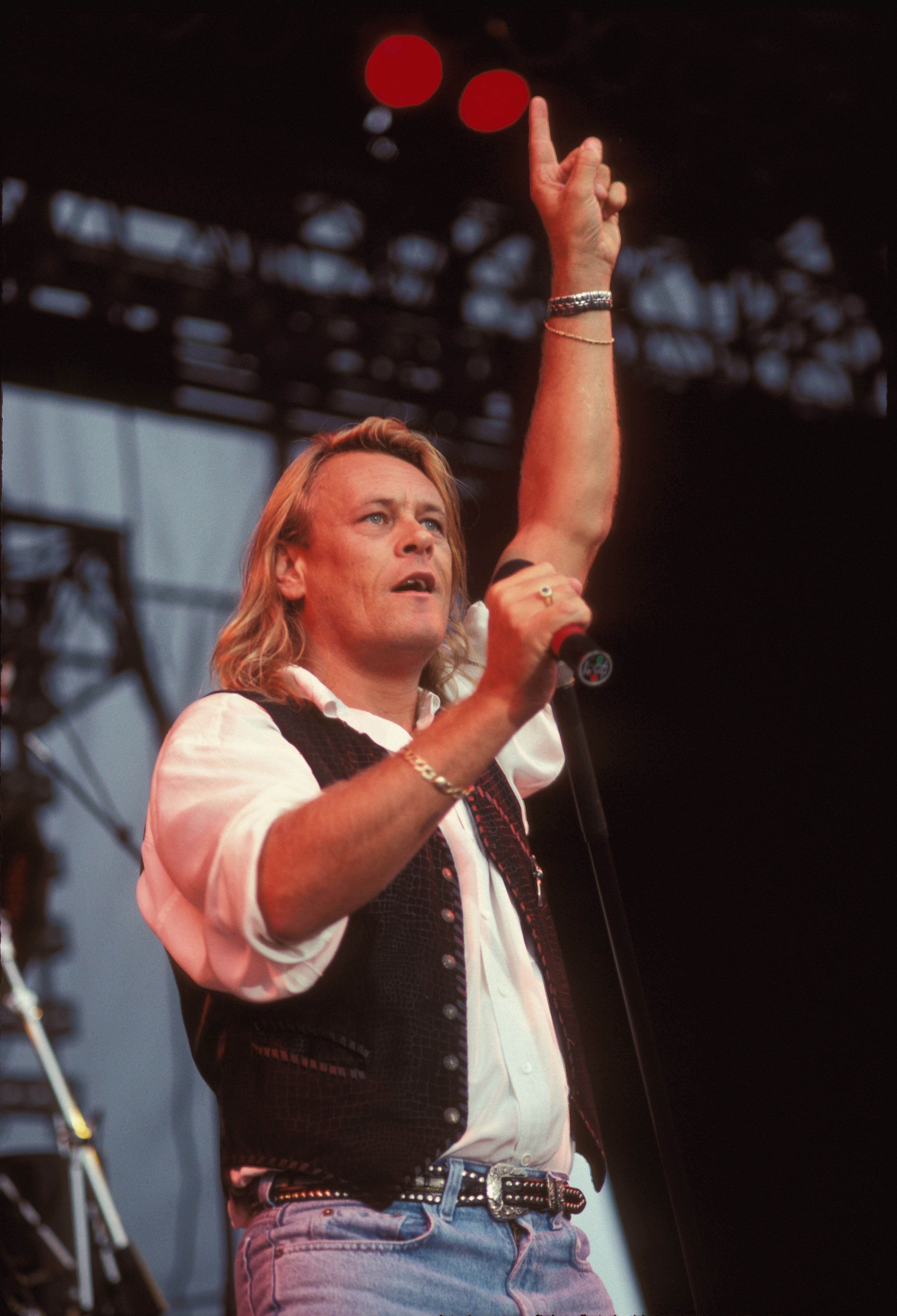 Singer Brian Howe performed on stage during a live concert appearance with Bad Company on July 26, 1990 | Photo: Getty Images