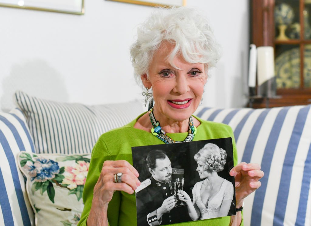 06 May 2020, Berlin: EXCLUSIVE - The actress Anita Kupsch shows a photo in her apartment, which she showed in the 1960s in the play "The Prince and the Dancer" at the Hebbel Theatre with actor Ivan Desny. She celebrates her 80th birthday on 18 May. Photo: Jens Kalaene/dpa-Zentralbild/ZB. | Foto von: Jens Kalaene/picture alliance via Getty Images