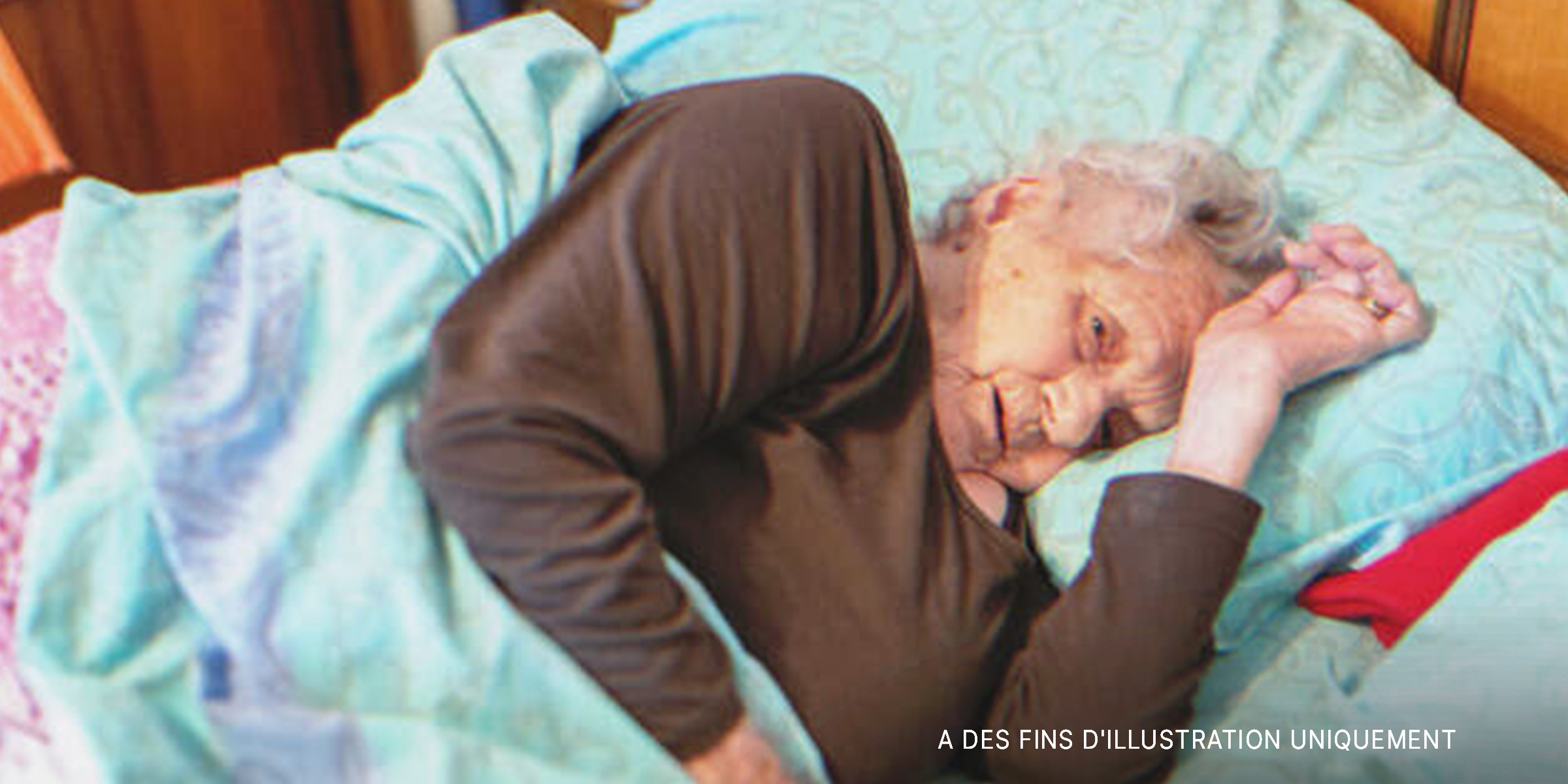 Une femme âgée au lit | Source : Shutterstock